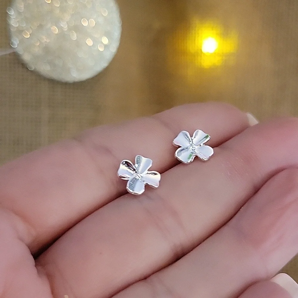 LUCKY CLOVER STUD EARRINGS - Picture 3 of 5